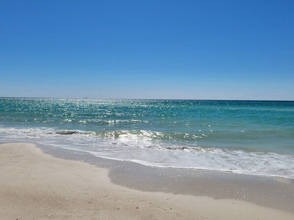 Una spiaggia nelle vicinanze, lettini da mare, teli da spiaggia