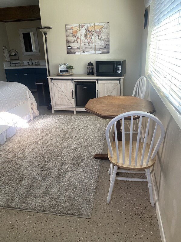 1 bedroom, desk, travel cot, free WiFi -  private suite 60 mins from Sequoias (Exeter)