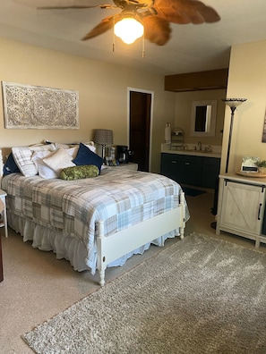 1 bedroom, desk, travel cot, free WiFi -  private suite 60 mins from Sequoias (Exeter)