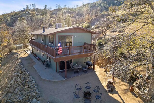 Outdoor dining - Never Mine Home (Kernville)