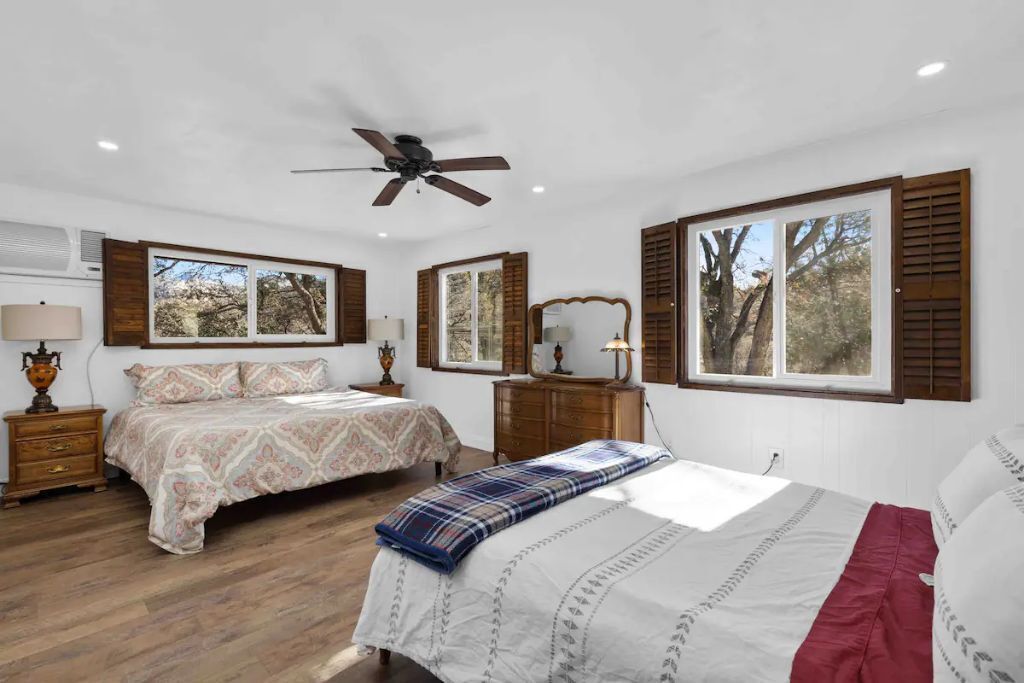 4 bedrooms, in-room safe, desk, travel crib
