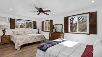 4 bedrooms, in-room safe, desk, travel crib