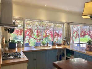 Jääkaappi, mikroaaltouuni, uuni, liesi