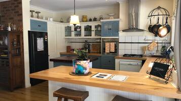 Jääkaappi, mikroaaltouuni, uuni, liesi