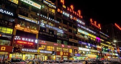Starway Hotel (Yanji Yanbian University Internet-famous Wall)
