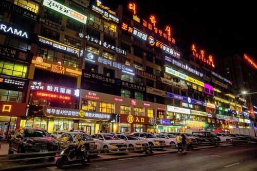 Starway Hotel (Yanji Yanbian University Internet-famous Wall)