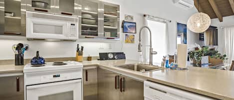 Refrigerador, microondas, horno y parrilla de estufa