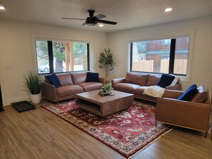 Een smart-tv, een open haard en boeken