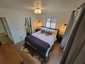 4 slaapkamers, een bureau, een strijkplank/strijkijzer, gratis wifi