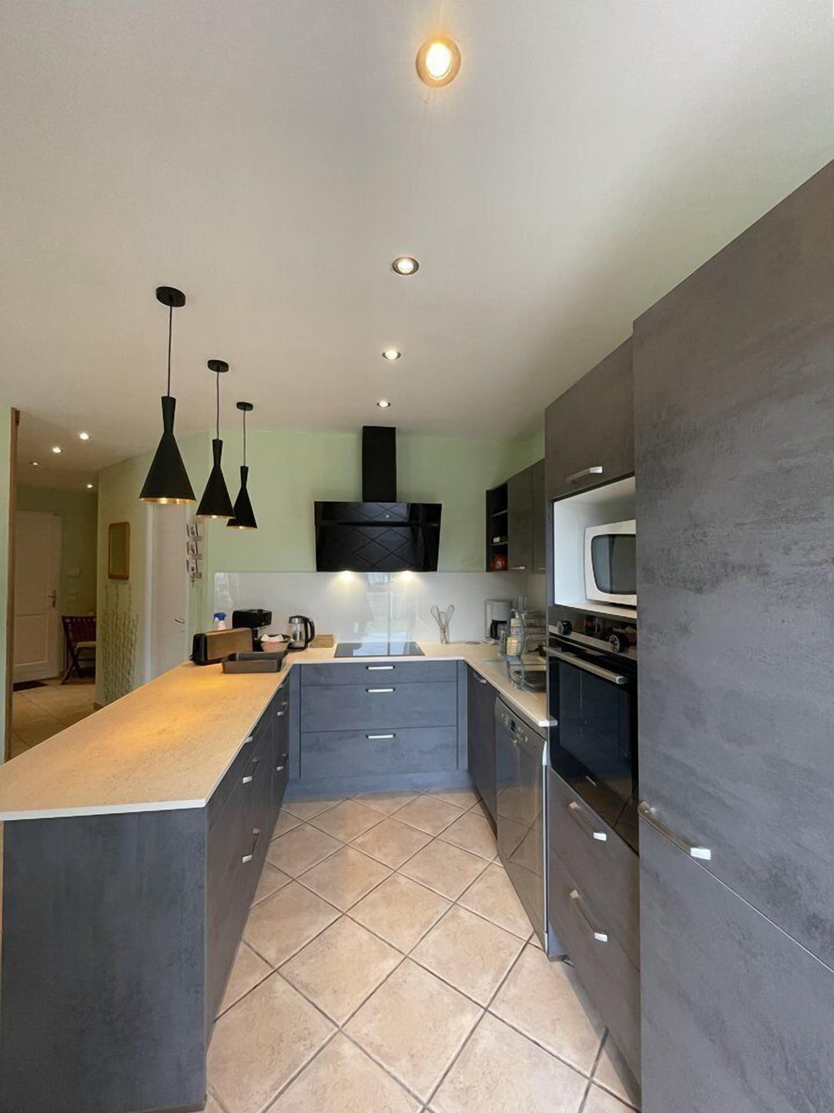 Kjøleskap, mikrobølgeovn, ovn og oppvaskmaskin