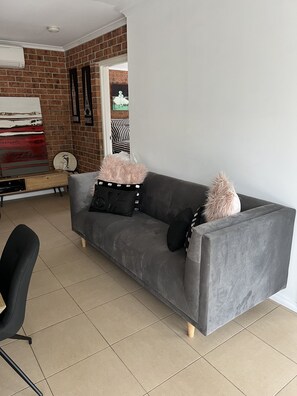 Smart-TV, DVD-Player, Bücher, Stereoanlage