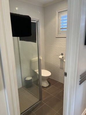 Dusche, Haartrockner, Handtücher, Seife