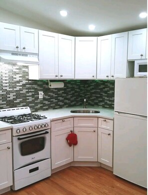 Een koelkast, een magnetron, een oven, een kookplaat