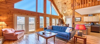 Beautiful mountain view! SAUNA, HOT TUB, Pool Table, and Fast WIFI! Pet friendly