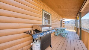 A wooden deck with a barbecue grill and a picnic table. - Beautiful mountain view! SAUNA, HOT TUB, Pool Table, and Fast WIFI! Pet friendly (Waynesville)