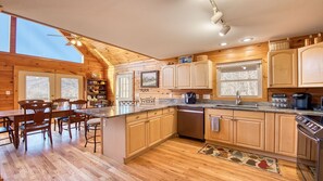 Fridge, microwave, oven, stovetop - Beautiful mountain view! SAUNA, HOT TUB, Pool Table, and Fast WIFI! Pet friendly (Waynesville)