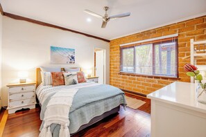 5 habitaciones, escritorio y tabla de planchar con plancha 