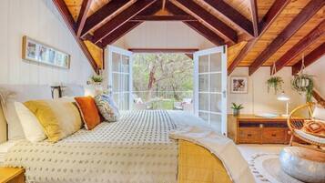 5 bedrooms, desk, iron/ironing board, travel cot