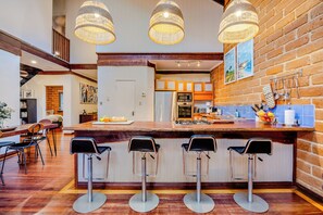 Coffee/tea maker, fridge, microwave, oven - Luxury Bush Retreat- Sleeps 12- Near Beach & Town- Super Winter & Spring Special (Burnside Margaret River)