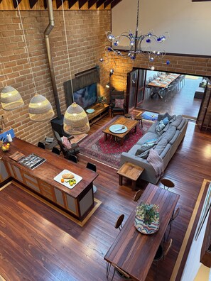 Smart TV, fireplace, ping pong, books - Beat the Winter Blues 25% off - XL Group and Multiple Family Getaway (Burnside Margaret River)