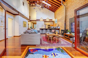 Smart TV, fireplace, table tennis, books - Luxury Bush Retreat- Sleeps 12- Near Beach & Town- Super Winter & Spring Special (Burnside Margaret River)