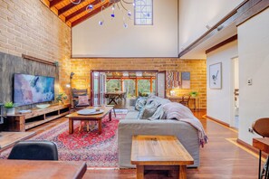 Smart TV, fireplace, table tennis, books - Luxury Bush Retreat- Sleeps 12- Near Beach & Town- Super Winter & Spring Special (Burnside Margaret River)