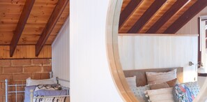 5 slaapkamers, een bureau, een strijkplank/strijkijzer, reisbedje