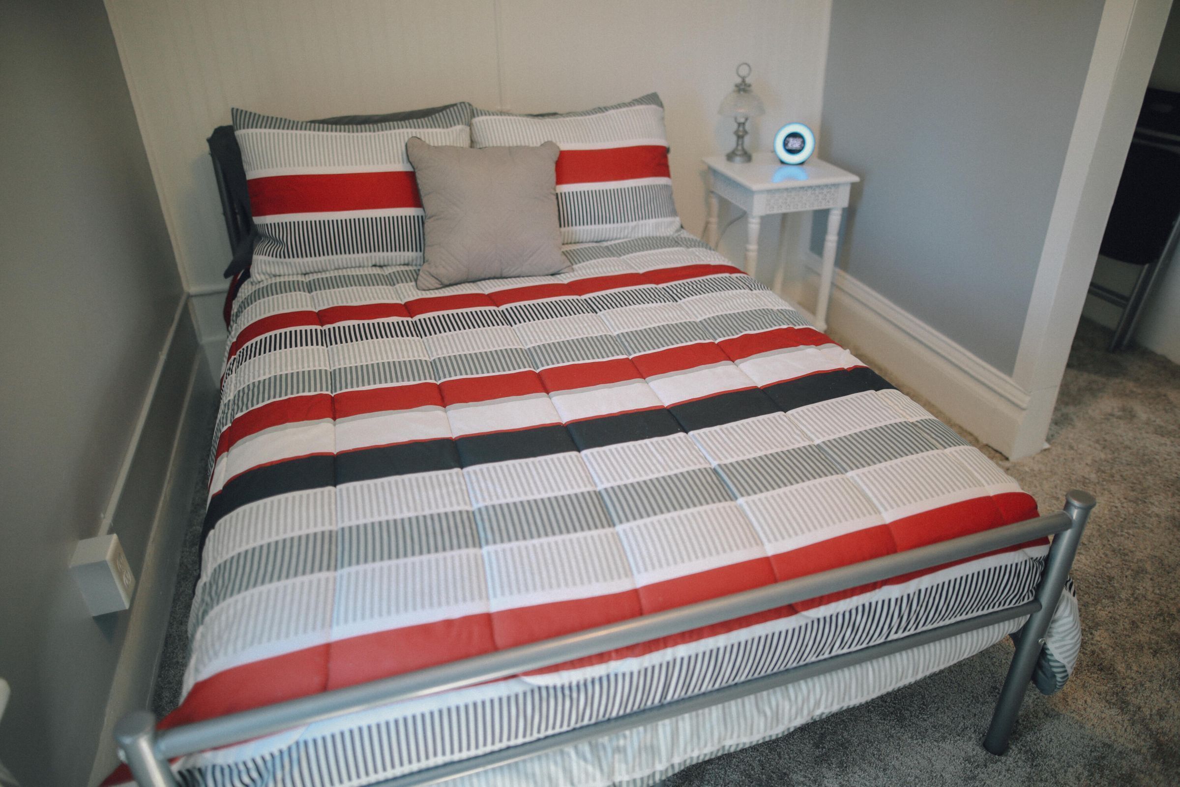 1 habitación, tabla de planchar con plancha, wifi gratis y ropa de cama 