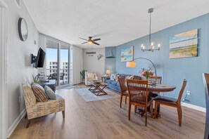 Living area - Paradise in Destin - 11th floor breathtaking views (Destin)