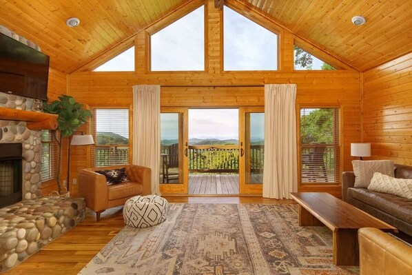 TV, fireplace, video games, books - The Overlook (Mars Hill)