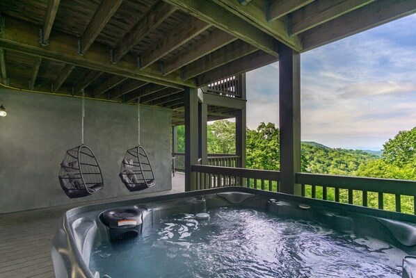 Outdoor spa tub