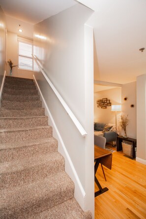 Interior - Multi-Level Townhouse, Harvard, MIT, Red line (Cambridge)