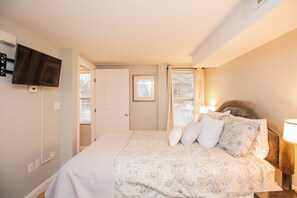 2 bedrooms, desk, iron/ironing board, travel crib - Multi-Level Townhouse, Harvard, MIT, Red line (Cambridge)