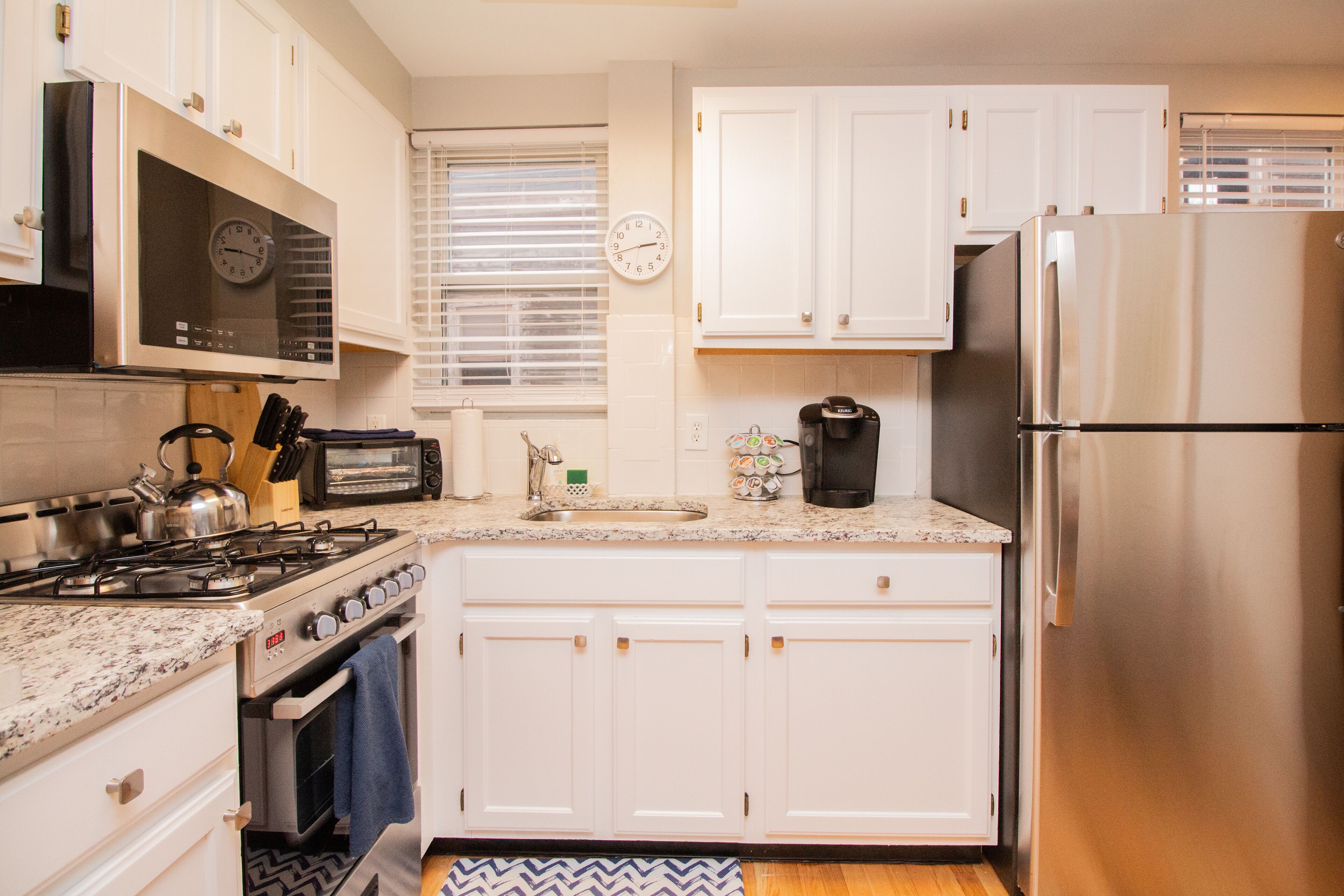 Kylskåp, mikrovågsugn, ugn och spishäll