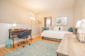 2 Schlafzimmer, Schreibtisch, Bügeleisen/Bügelbrett, Reisekinderbett