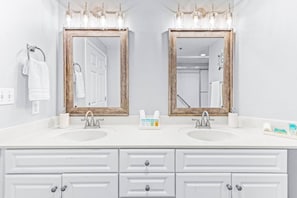 Ensemble douche/baignoire, sèche-cheveux