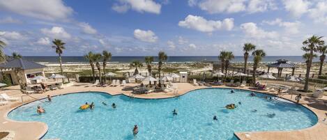 Alberca techada y alberca al aire libre