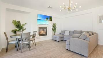 Smart TV, chimenea y tenis de mesa