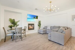 TV connectée, cheminée, table de tennis de table