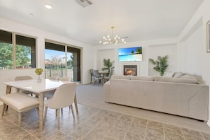 Smart TV, chimenea, mesa de ping pong