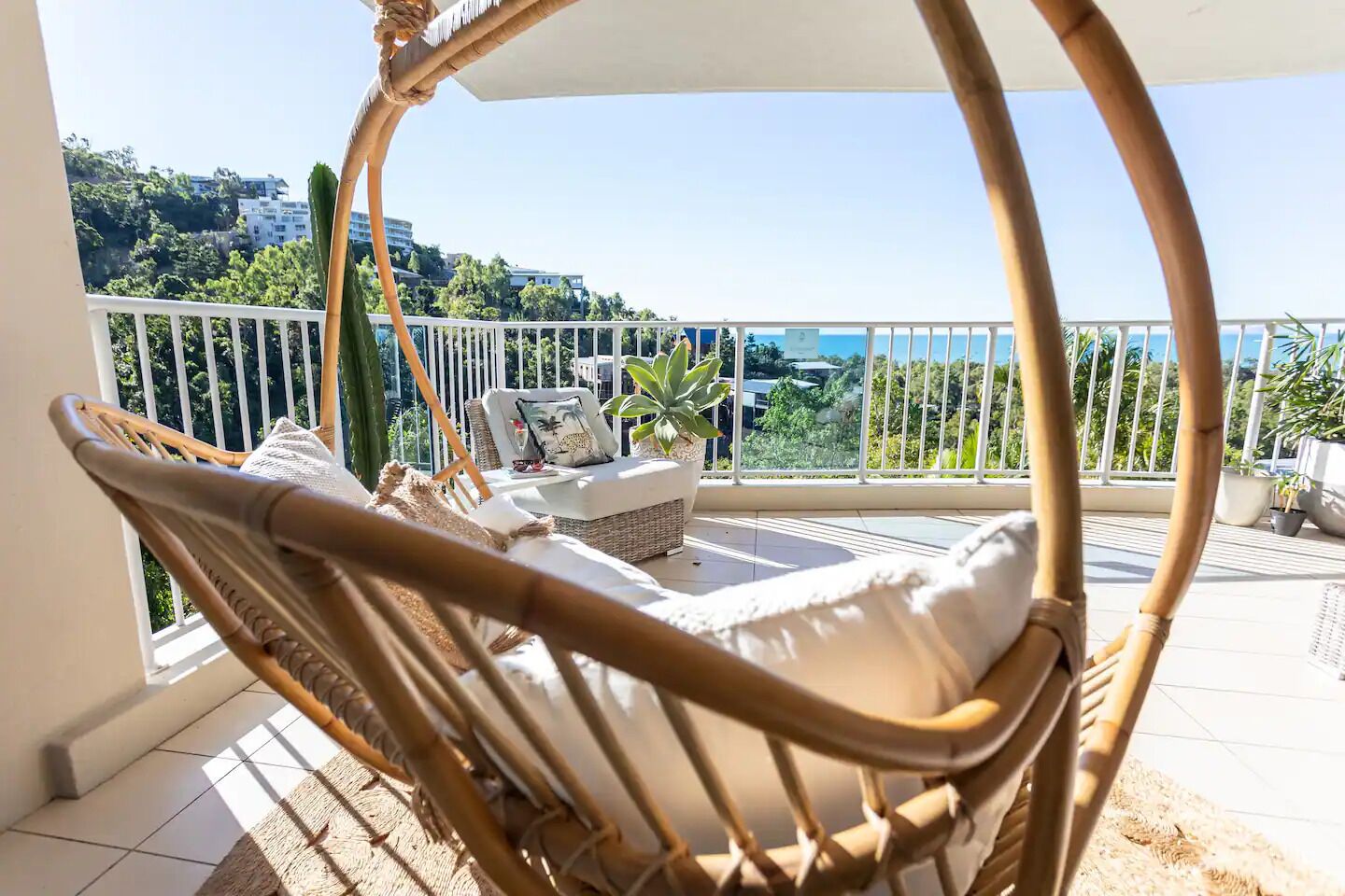 Whitsunday view BOHO apartment in Airlie Beach — image 28