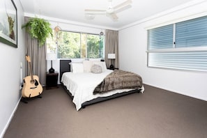 3 bedrooms, desk, WiFi, bed sheets