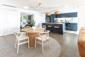 Dining - Whitsunday view BOHO apartment in Airlie Beach (Airlie Beach)