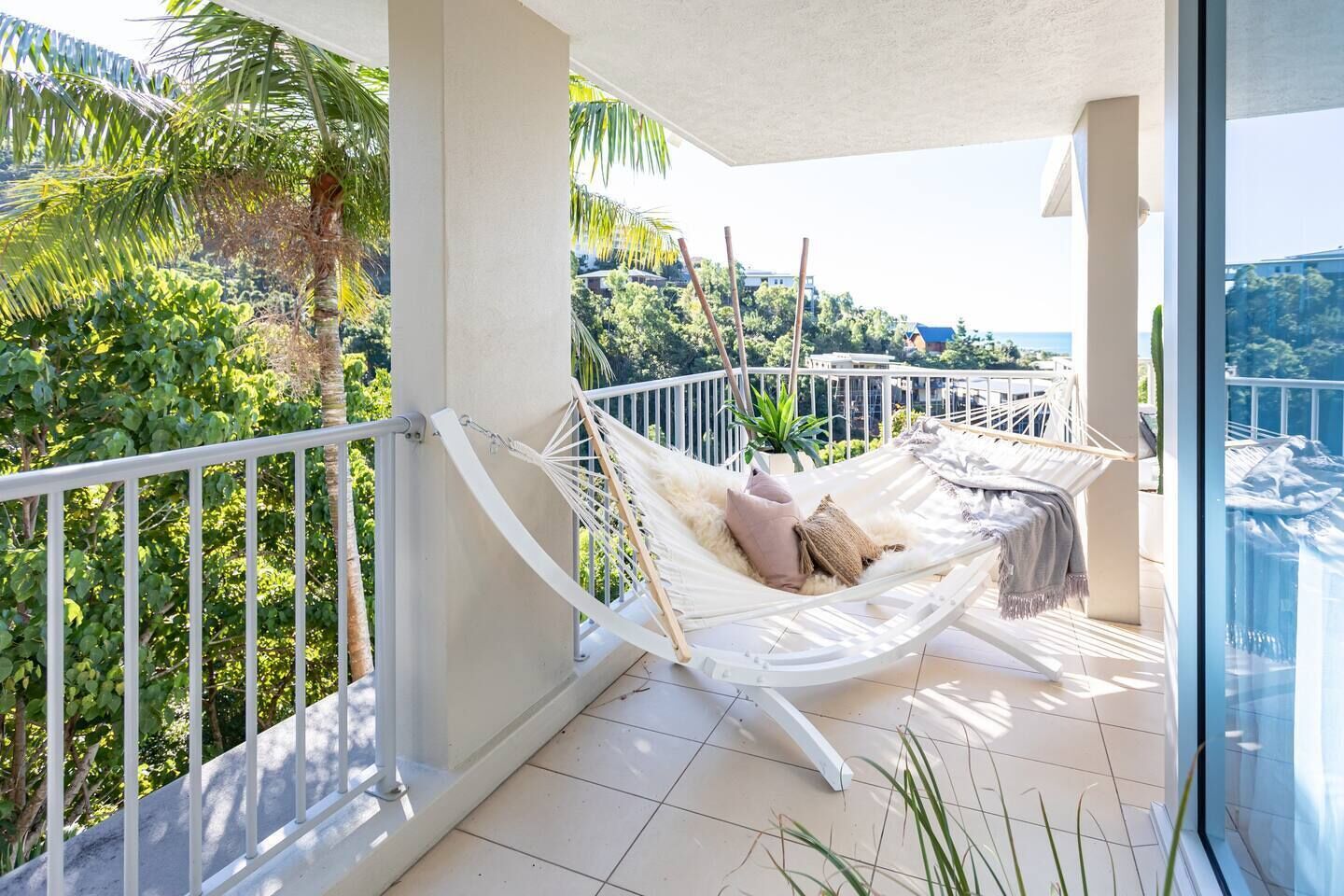 Whitsunday view BOHO apartment in Airlie Beach — image 9