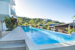 Outdoor pool - Whitsunday view BOHO apartment in Airlie Beach (Airlie Beach)