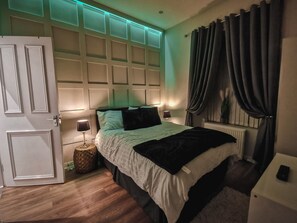 3 bedrooms, desk, iron/ironing board, travel crib - LUXURIOUS 3 BEDROOM APARTMENT: HEART OF WESTEND (Glasgow)