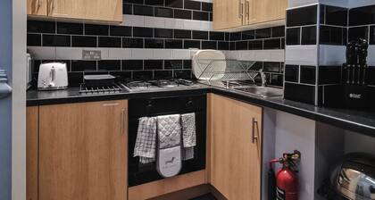 LUXURIOUS 3 BEDROOM APARTMENT: HEART OF WESTEND