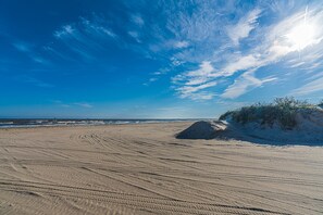 Plage à proximité, chaises longues, serviettes de plage