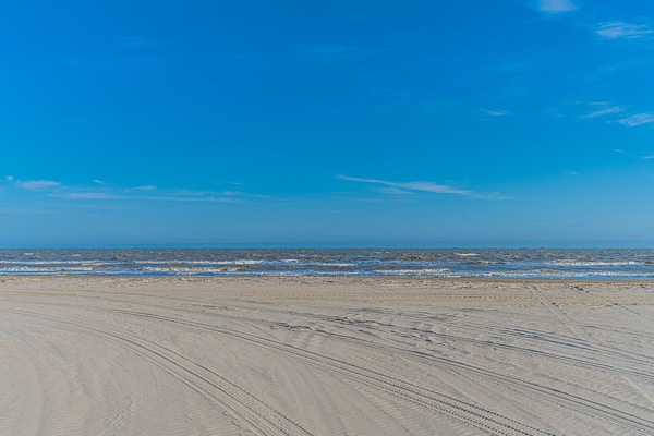 Una playa cerca, sillas reclinables de playa, toallas de playa
