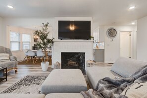 Smart TV, fireplace, books, stereo - Updated home in Vancouver. King bed. (Vancouver)